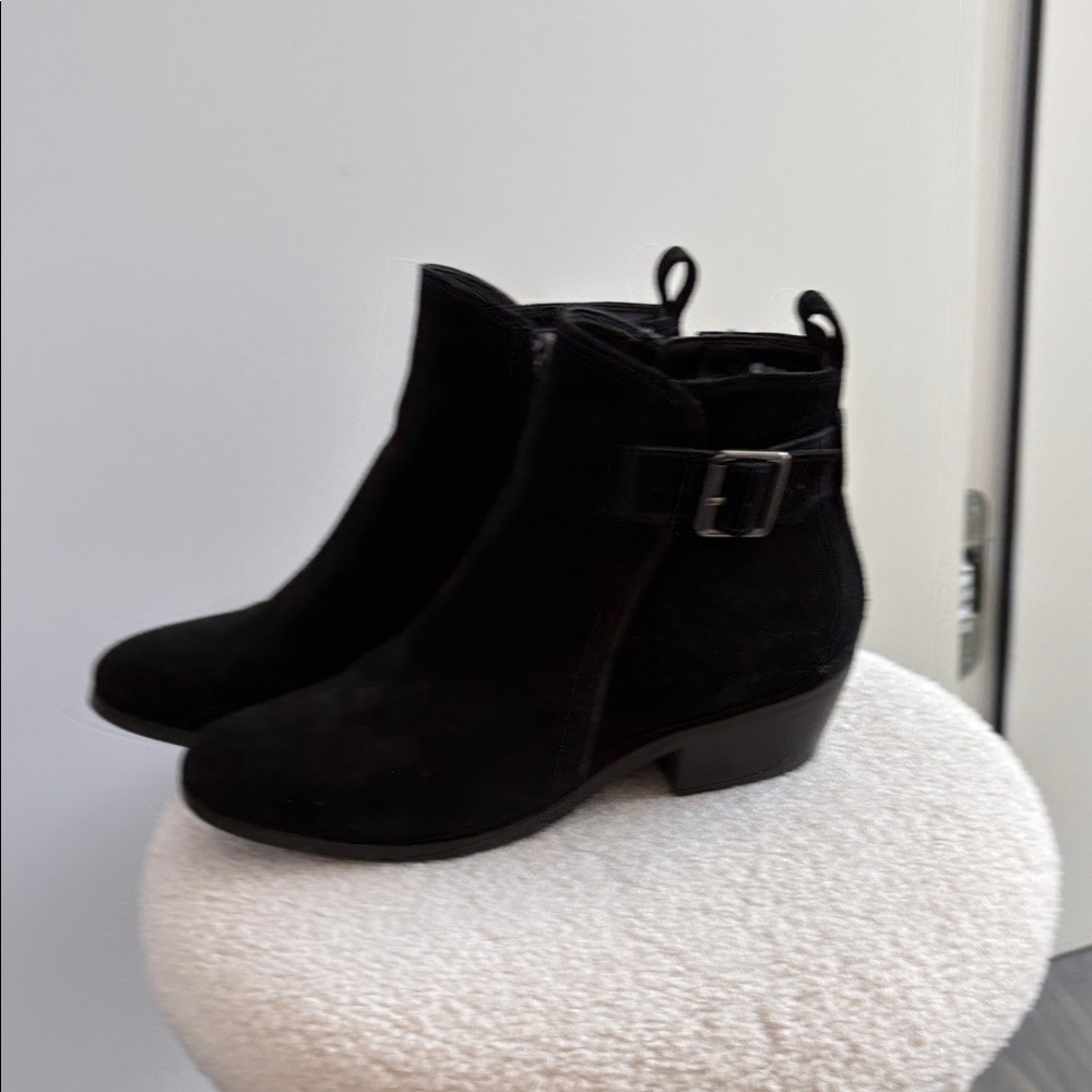 Blondo Waterproof Black Suede Zip Ankle Boot 7 EUC